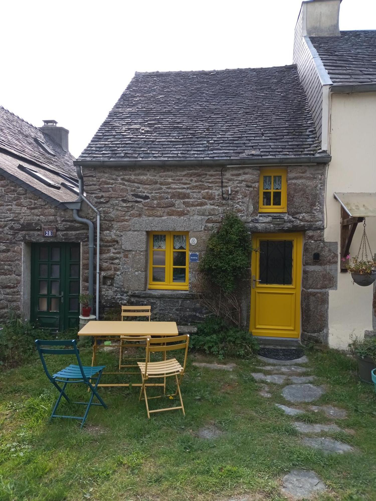 La Maison De Poupee Berrien Ngoại thất bức ảnh