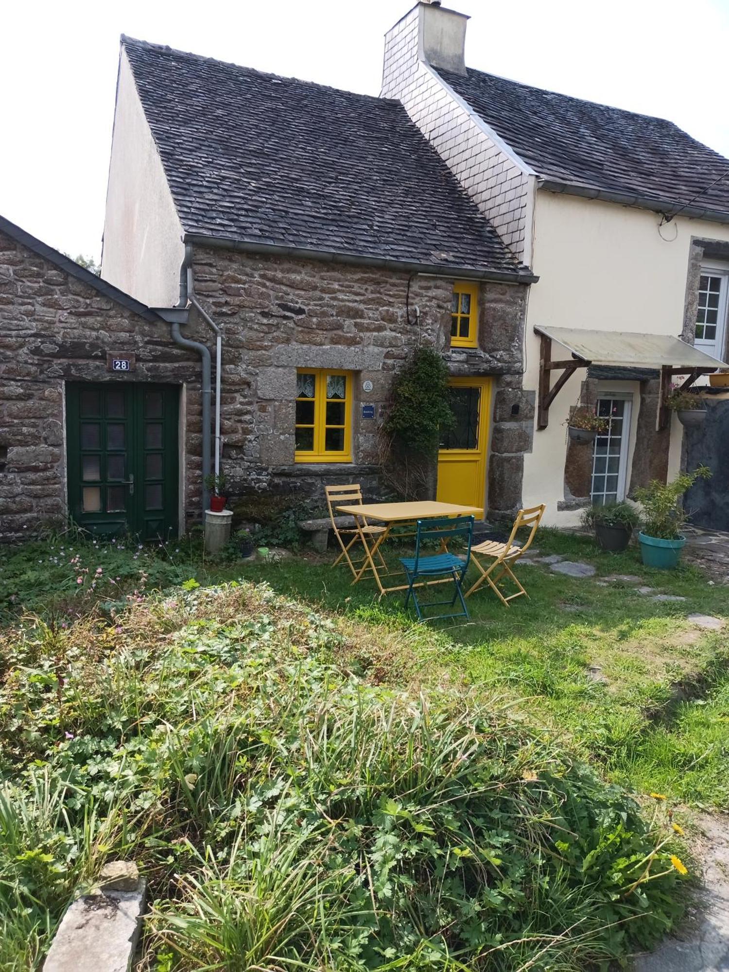La Maison De Poupee Berrien Ngoại thất bức ảnh